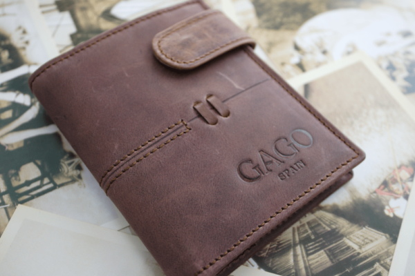 Cartera hombre cuero vintage con broche - Imagen 4