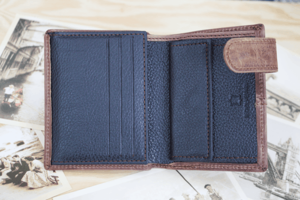 Cartera hombre cuero vintage con broche - Imagen 6