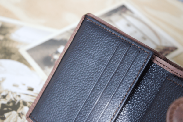 Cartera hombre cuero vintage con broche - Imagen 7