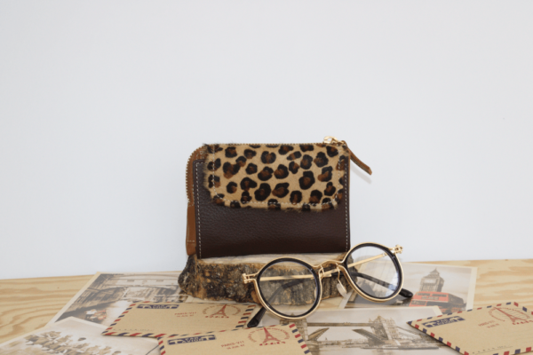 Cartera mujer pequeña piel leopardo y cuero - Imagen 3